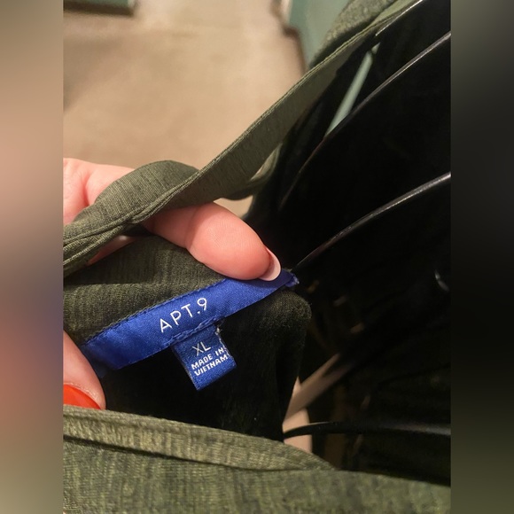 Short sleeve dk heather green top, loose flow in the tummy and waste band. XL - Picture 7 of 7